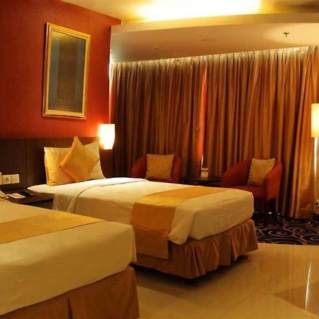 Horison Balairung Jakarta Hotel Екстериор снимка